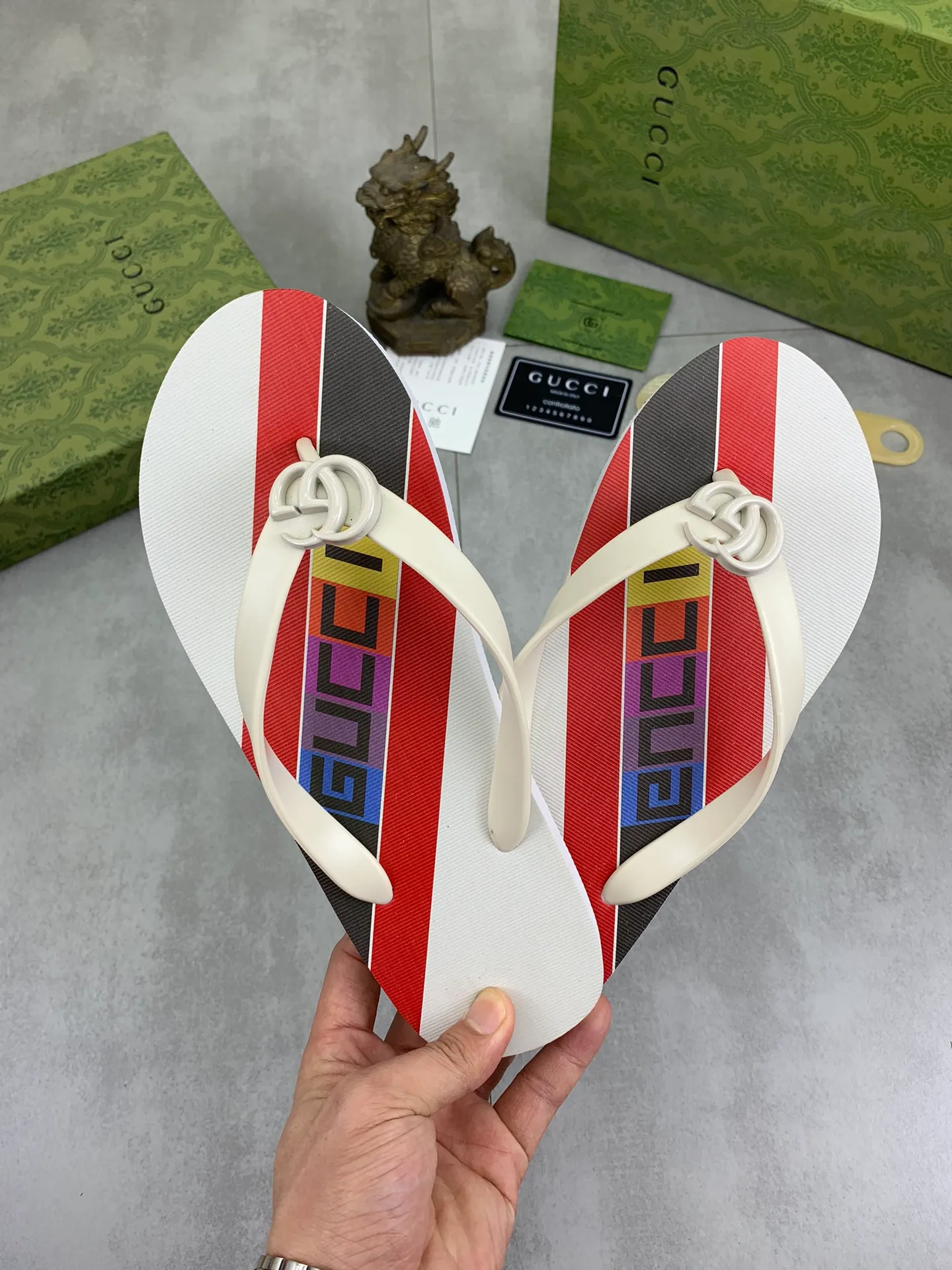 Men's men's shoes 💰P220💰【New style】🆘【GUCCI】Official website's popular Gucci adult couple 🧑‍🤝‍🧑 style, children's flip-flops are on sale at the counter simultaneously! Original fabric imported from Italy. Original bottom provided by the original factory. Size: Adult 36-45. Children’s size: 30-37. Multiple colors available.